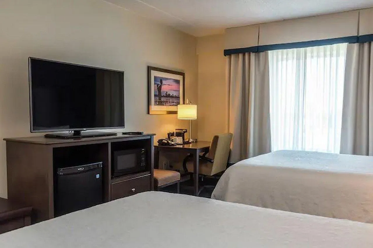 Hampton Inn By Hilton Ottawa Airport Hotel
